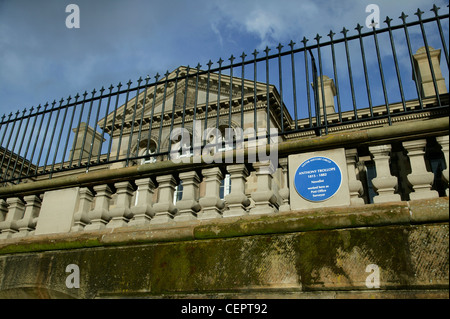 Un Anthony Trollope lapide presso l'ufficio generale delle poste in Custom House square. Foto Stock