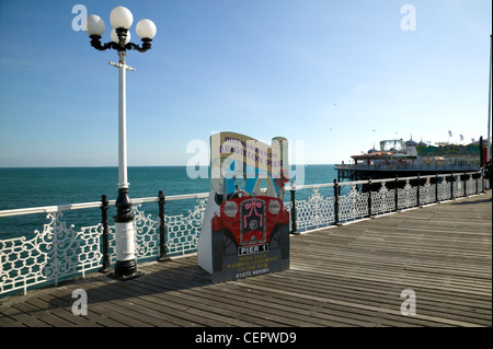 Un annuncio pubblicitario per cerimonie di nozze sul molo di Brighton, dotato di un auto con i fori tagliati fuori per la sposa e lo sposo per posizionare th Foto Stock