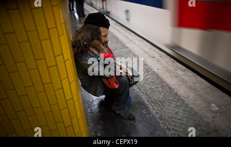 Urban miseria. I senzatetto di Parigi., un rasta-barbone in della RER e della metropolitana "Les Halles". Foto Stock