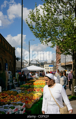 Un frutto in stallo in prossimità della sommità del Brick Lane sulla giunzione di Scalter Street & Bethnal Green Road, con il nuovo east London Line d Foto Stock