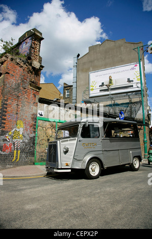 Un retrò Citroen van vendita del caffè su Brick Lane. Foto Stock