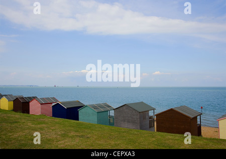 Cabine sulla spiaggia, sul lungomare a Whitstable. Foto Stock