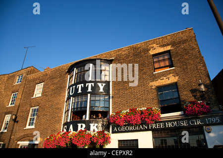 Il Cutty Sark Tavern, un libero georgiano casa costruita circa 1795 sulla riva del fiume Tamigi. Foto Stock