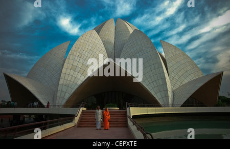 Il Tempio del Loto o tempio Bahai di Nuova Delhi, Bahá'í credono che Bahá'u'lláh è il più recente di una linea di Messaggeri divini in Foto Stock