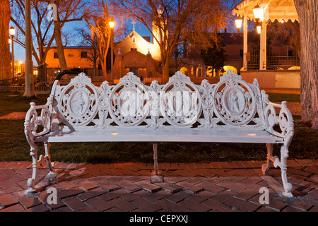 Old Town Plaza ferro battuto da banco, Albuquerque Foto Stock