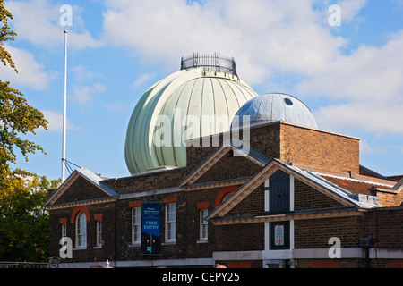 Il primo meridiano del mondo segnato sul Royal Observatory meridiano dell'edificio. Foto Stock