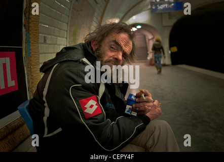 Urban miseria. Blu, bianco, rosso, Albert, senzatetto, dormire nella stazione della metropolitana di Cardinal Lemoine a Parigi Foto Stock