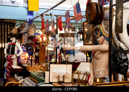 Bric-a-brac in vendita da uno stallo al mercato di Greenwich. Foto Stock
