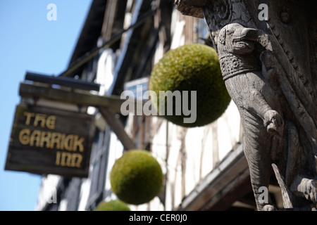 Un close-up di un intaglio in legno sul Garrick Inn, un tradizionale in bianco e nero un pub che risale al XIV secolo sul Foto Stock