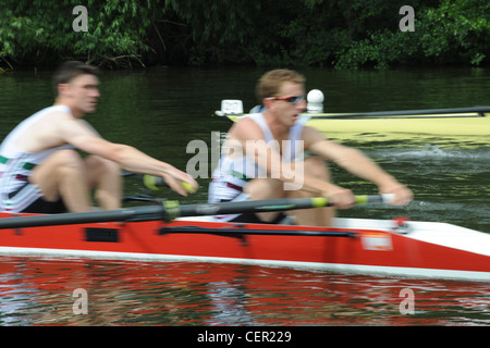 Una barca a remi di equipaggio duro durante una gara all'annuale Henley Royal Regatta. Foto Stock