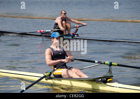 Un singolo skiff gara all'annuale Henley Royal Regatta. Foto Stock