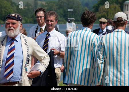 Il canottaggio i membri del club che fanno il loro cammino lungo il sentiero lungo il fiume presso l annuale Henley Royal Regatta. Foto Stock