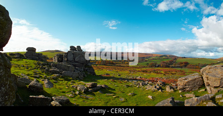 Vista panoramica di rocce Bonehill, un affioramento di granito nel Parco Nazionale di Dartmoor. Foto Stock