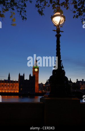 Case del Parlamento di notte visto dalla banca del sud. Foto Stock