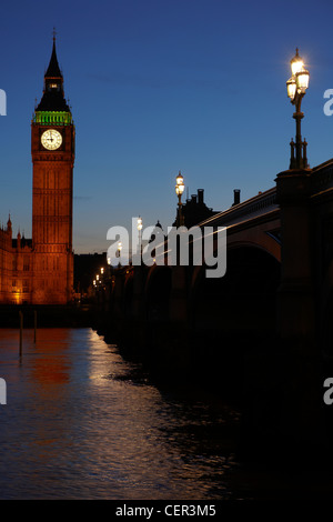 Case del Parlamento di notte visto dalla banca del sud. Foto Stock