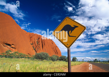 Cartello stradale da Ayers Rock (Uluru), Territori del Nord, Australia Foto Stock