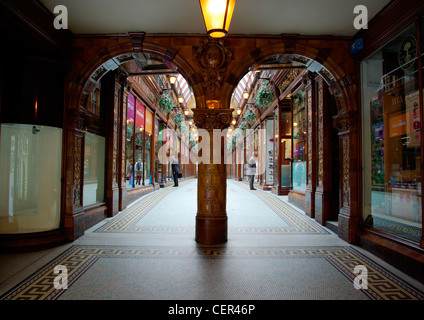 Due uomini di window shopping nel centro di Arcade. Foto Stock