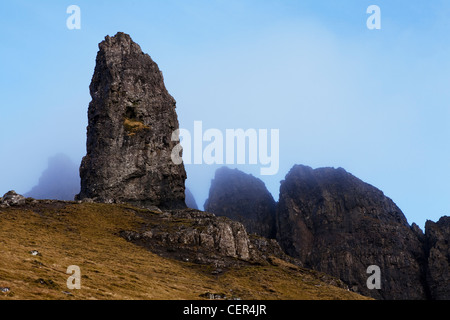 La nebbia appesa sopra il vecchio uomo di Storr, drammatica pinnacoli di roccia restanti da antichi smottamenti sulla penisola di Trotternish Foto Stock