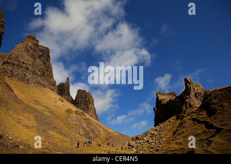 Un gruppo di escursionisti che opera il loro modo fino la Quiraing sotto la prigione sulla penisola di Trotternish. Foto Stock