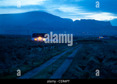 Crepuscolo sopra il villaggio di Staffin sulla penisola di Trotternish con la Quiraing al di là. Foto Stock