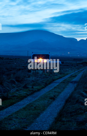 Crepuscolo sopra il villaggio di Staffin sulla penisola di Trotternish con la Quiraing al di là. Foto Stock