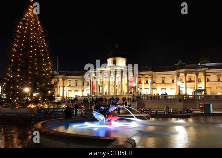 Albero di Natale luminarie fontane notte National Gallery Trafalgar Square, City Of Westminster, Inghilterra, Londra Foto Stock