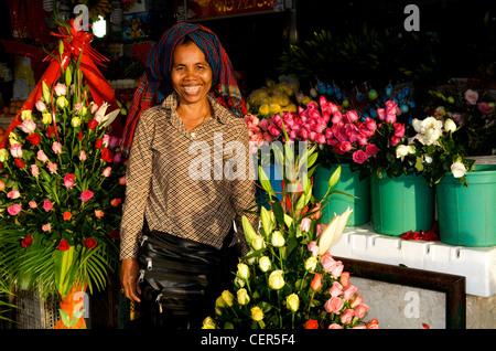 Fiore di Khmer (rose) il venditore indossando krama (tradizionale sciarpa cambogiana), Orussey Market, Phnom Penh Cambogia. Credito: Kraig Lieb Foto Stock