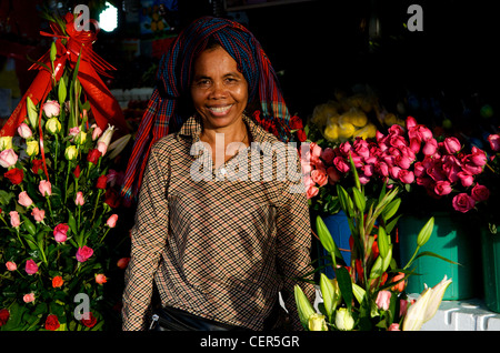 Venditore di fiori cambogiani (rosa) che indossa krama (sciarpa tradizionale cambogiana), Orussey Market, Phnom Penh, Cambogia. Credito: Kraig Lieb Foto Stock