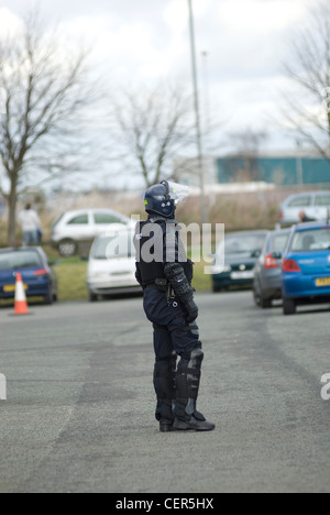 Regno Unito riot police officer presso la scena di un disordine civile Foto Stock