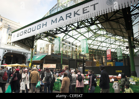 Le persone al di fuori del mercato di Borough di Londra. Foto Stock