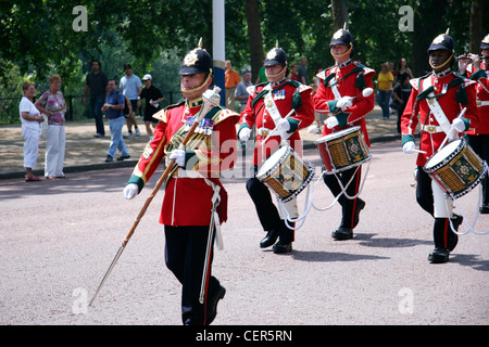 Una banda militare di sfilate in giù il centro commerciale vicino a Buckingham Palace. Foto Stock