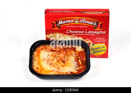 Cucinato Mama Rosie la marca congelate Formaggi lasagne pasto pronto in nero vassoio di plastica con imballaggio su sfondo bianco tagliato fuori. Foto Stock