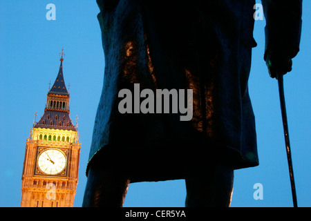 Big Ben incorniciata da una statua di Winston Churchill. Foto Stock