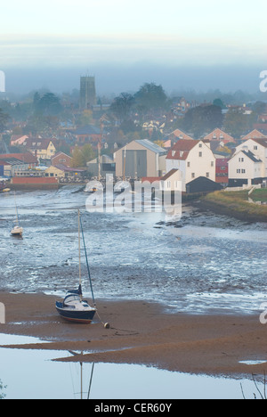 Un alba vista sul fiume Deben a Woodbridge Tide Mill nel Suffolk. Foto Stock