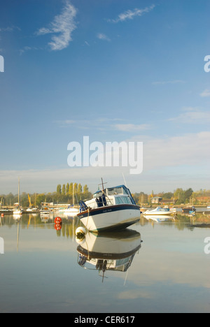 Un alba scena di una barca ormeggiata sul fiume Deben a Woodbridge nel Suffolk. Foto Stock