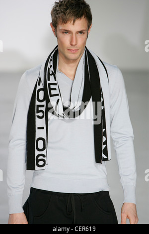 Kris Van Assche Paris Menswear pronto a indossare Autunno Inverno maglione grigio e sciarpa Foto Stock