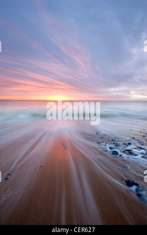 Guardando il mare da St. Margaret's Bay all alba del Kent costa. Foto Stock