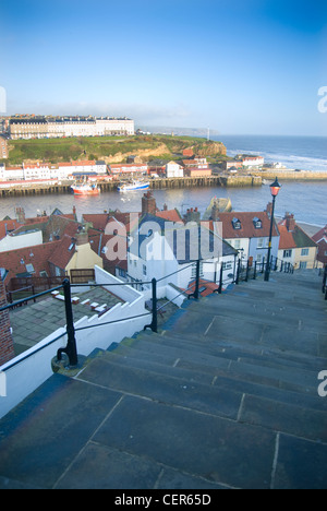 Una vista sopra la città vecchia di Whitby verso il North Yorkshire costa. Foto Stock