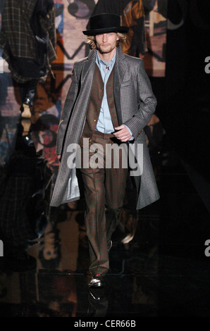 Vivienne Westwood Milano Menswear pronto a indossare in autunno e inverno controllare tuta e rivestire Foto Stock