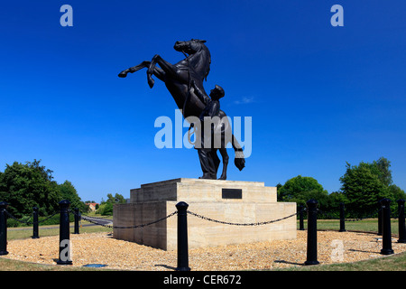 La Newmarket stallone della statua di Marcia Astor e Allan Sly, a Newmarket racecourse, Suffolk, Inghilterra, Regno Unito Foto Stock