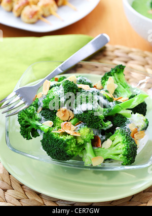 Deliziosa Insalata di broccoli con dressing di yogurt e mandorle tostate Foto Stock