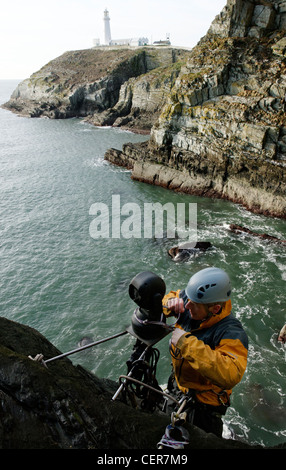 Accesso remoto di installazione della telecamera su di una scogliera sul mare Foto Stock