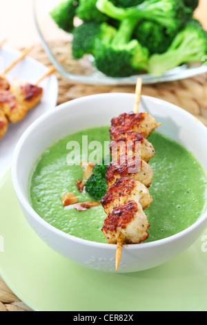 Broccoli zuppa di mandorle tostate e spiedini di pollo Foto Stock