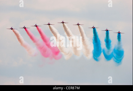 Royal Air Force frecce rosse aerobatic team display costituito da British Aerospace Hawk T1 jet aerei di formazione di eseguire un colore Foto Stock