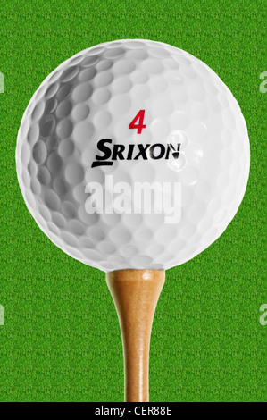 Srixon pallina da golf sul raccordo a T con il numero 4, quattro o in avanti. Foto Stock