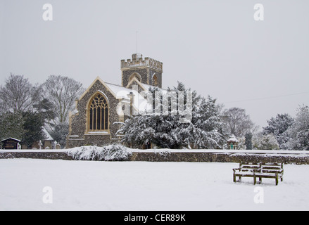 San Giovanni Evangelista, chiesa parrocchiale di Havering-carta opaca-Bower, coperto di neve. Foto Stock