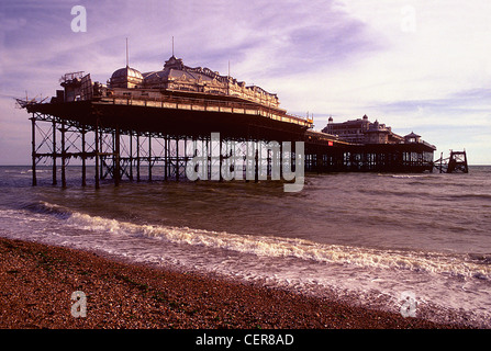 Il Molo Ovest di Brighton, tagliati fuori dalla riva dal 1975 e ora oggetto di un importante progetto di restauro. Foto Stock