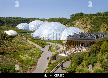 Vista esterna del futuristico biomi dell'Eden Project in Cornovaglia. Foto Stock