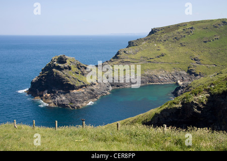 Penally punto all'ingresso Boscastle Porto sulla North Cornwall coast. Foto Stock