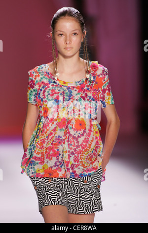 Alexandre Herchovitch New York pronto a indossare Primavera Estate modello Solange Wilvert brunette capelli viso off, trefoli intrecciati in Foto Stock